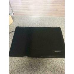 Partij van 12 oudere laptops werkend