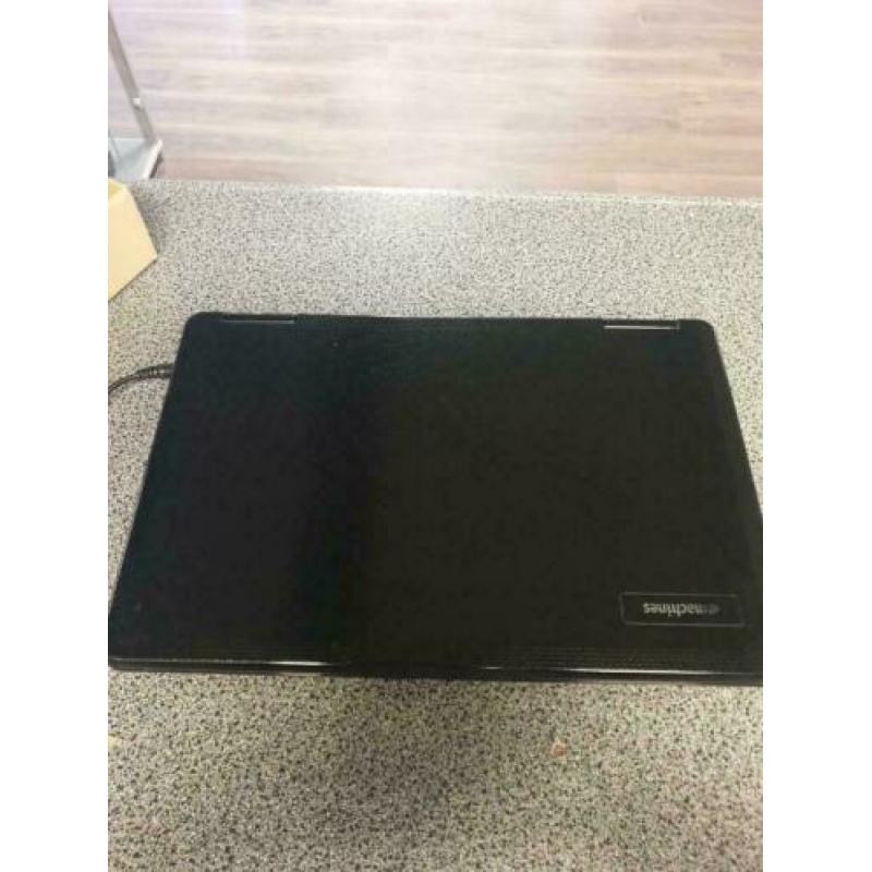 Partij van 12 oudere laptops werkend