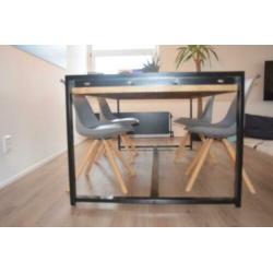 Massief Industriele Tafel 200 cm bij 100 cm.