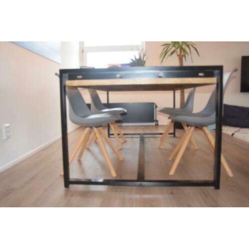 Massief Industriele Tafel 200 cm bij 100 cm.