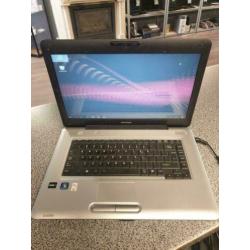 Partij van 12 oudere laptops werkend