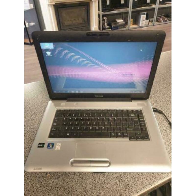 Partij van 12 oudere laptops werkend