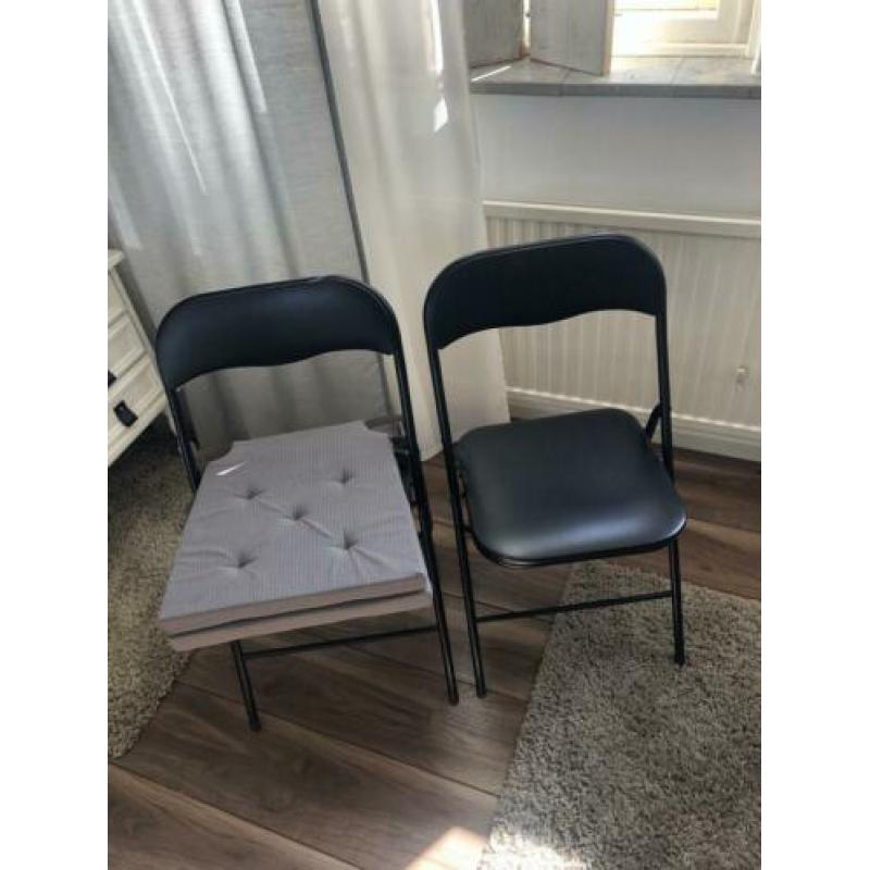 2 zwarte stoeltjes met kussens