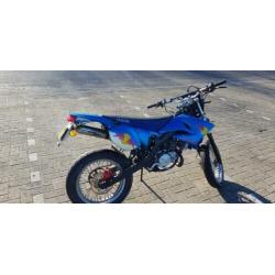 yamaha dt 50. Schakel brommer ( redbul kappen )