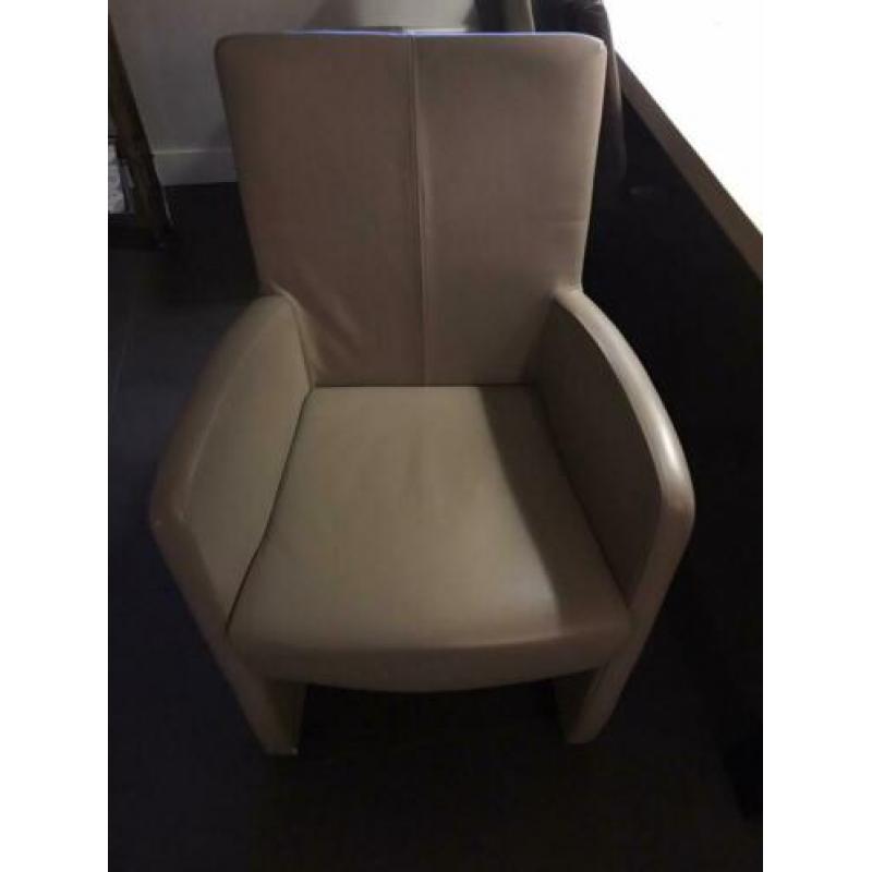 6 eetkamerstoelen leder 4 taupe+2 bruin direct beschikbaar!