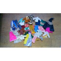 doos met barbie kleertjes
