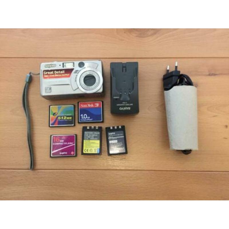 Sanyo Digitale camera – 8 Mega output. Incl 1G+512MB kaartje