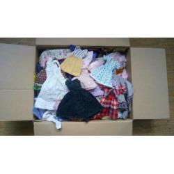 doos met barbie kleertjes