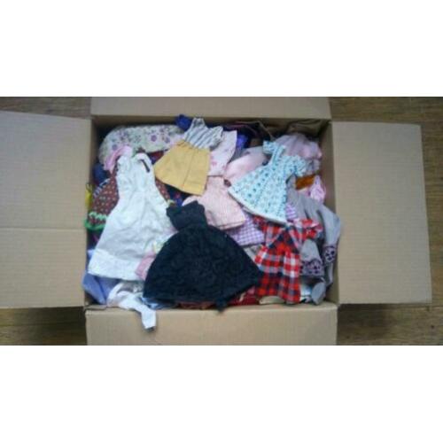 doos met barbie kleertjes
