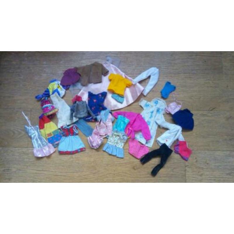 doos met barbie kleertjes