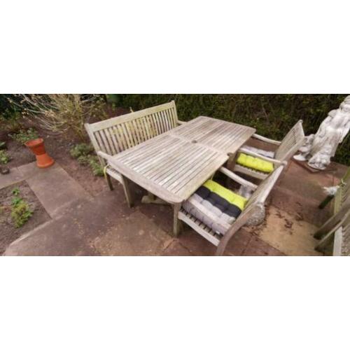 Teakhouten tuinset. Tafel, 2 stoelen en 1 bank