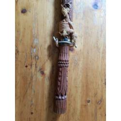 Mooi Indisch zwaard/golok.  Prachtig bewerkt houtsnijwerk.