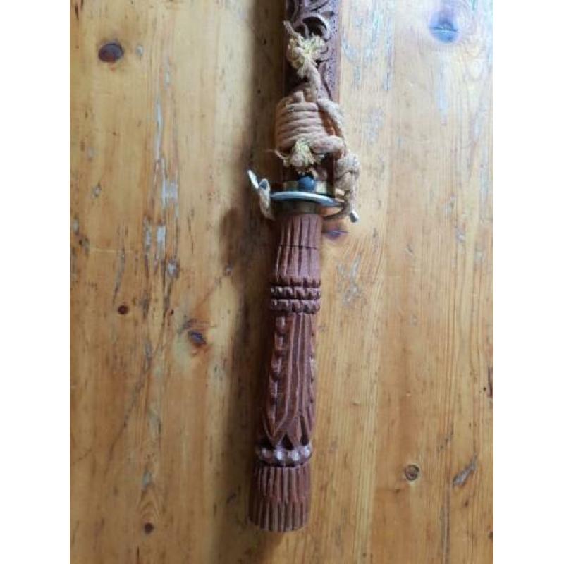 Mooi Indisch zwaard/golok.  Prachtig bewerkt houtsnijwerk.