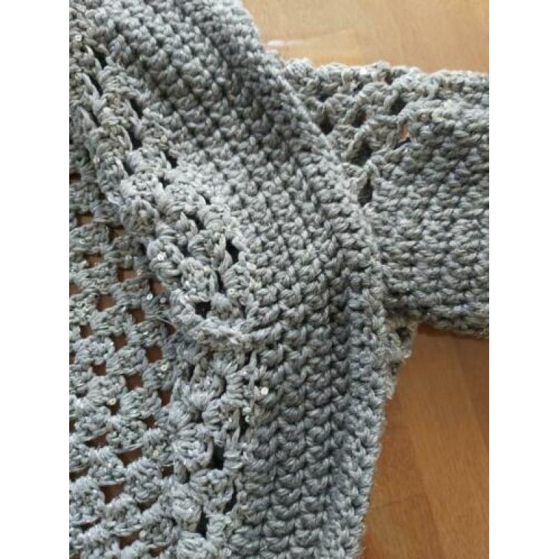 Grijs granny vest. Draagmaat 122/128 ongeveer