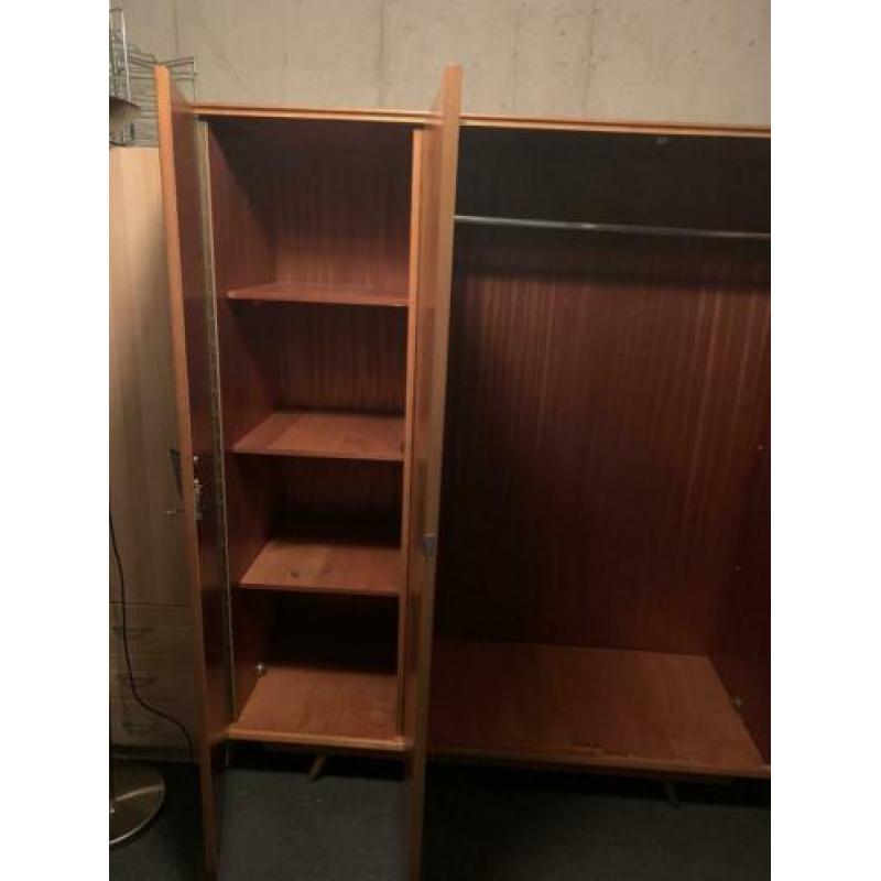 Vintage, retro kast, wandmeubel/ kledingkast 3-deurs