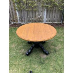 Eettafel rond / uittrekbaar tot ovaal
