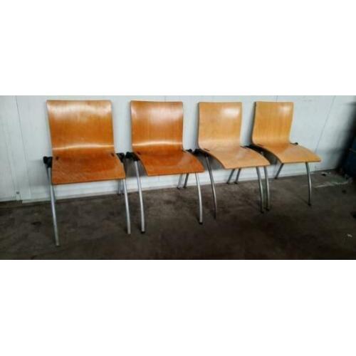 MPH 4010-82 Vier vintage houten stapelbare stoelen Eromes