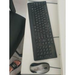 Lenevo computer + scherm + toetsenbord en muis