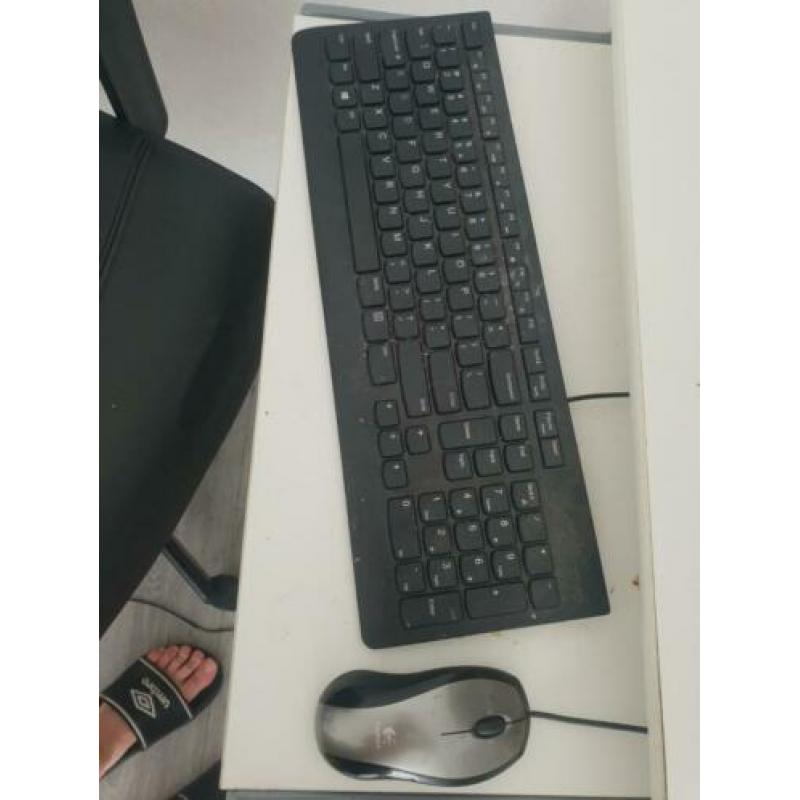 Lenevo computer + scherm + toetsenbord en muis