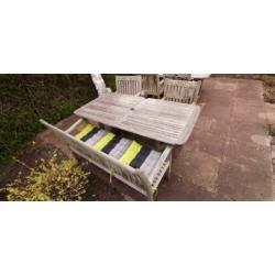 Teakhouten tuinset. Tafel, 2 stoelen en 1 bank