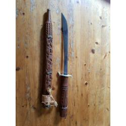 Mooi Indisch zwaard/golok.  Prachtig bewerkt houtsnijwerk.