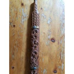 Mooi Indisch zwaard/golok.  Prachtig bewerkt houtsnijwerk.