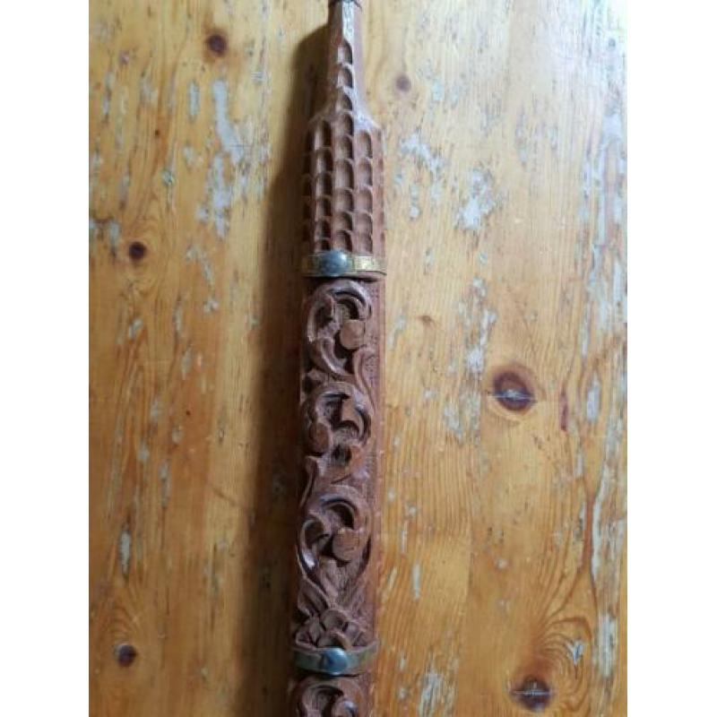 Mooi Indisch zwaard/golok.  Prachtig bewerkt houtsnijwerk.