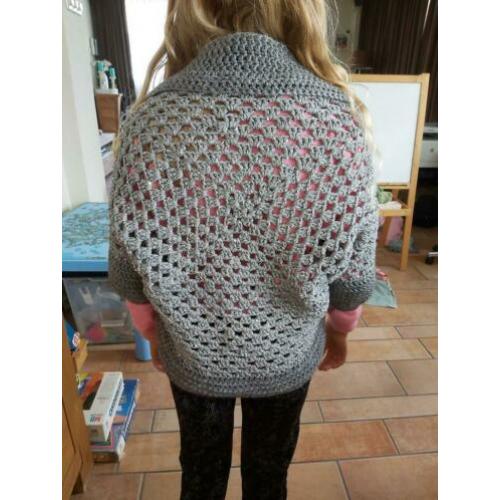 Grijs granny vest. Draagmaat 122/128 ongeveer