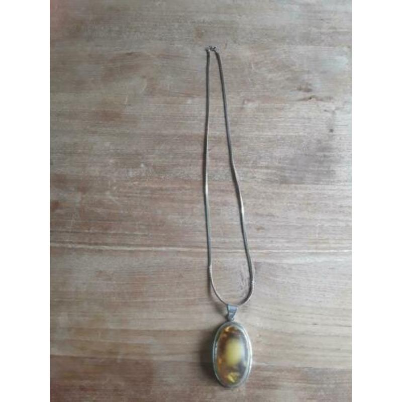 Zilver ketting met hanger.