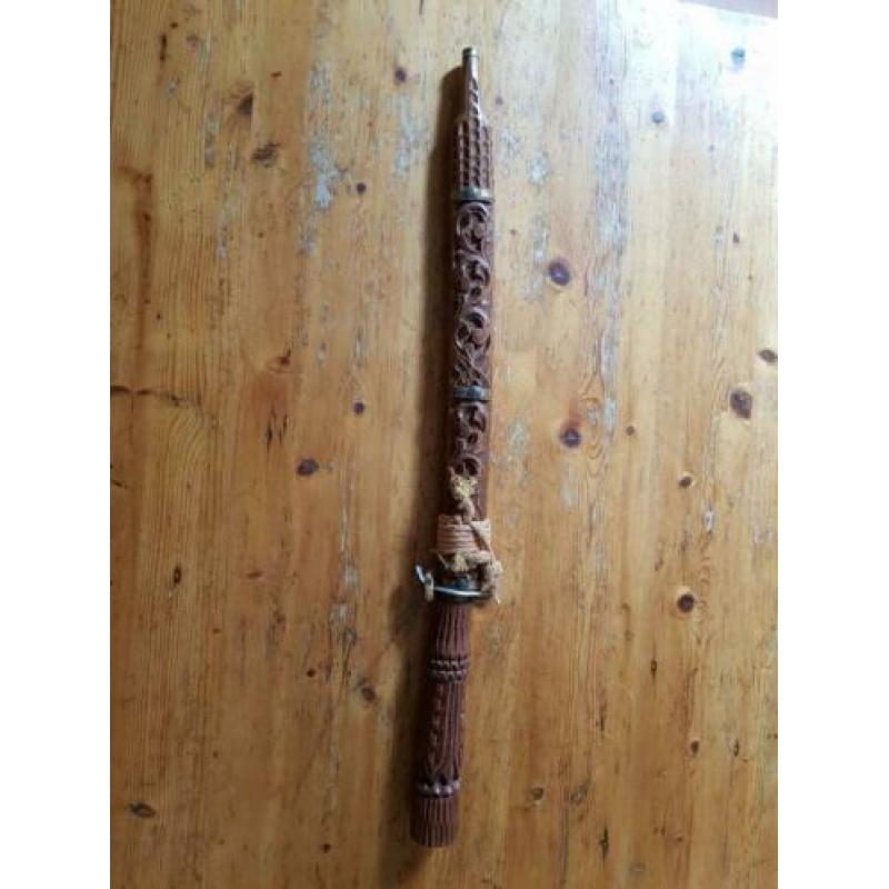 Mooi Indisch zwaard/golok.  Prachtig bewerkt houtsnijwerk.