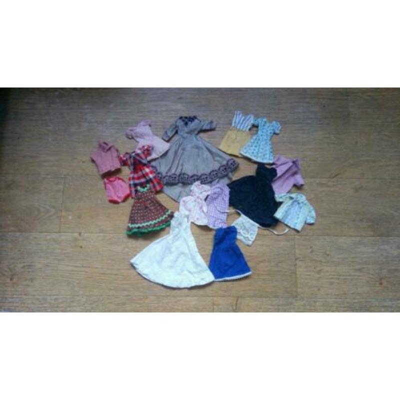 doos met barbie kleertjes