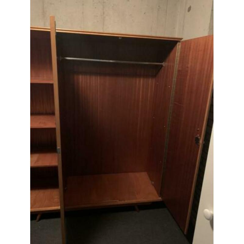 Vintage, retro kast, wandmeubel/ kledingkast 3-deurs