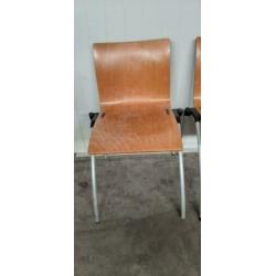 MPH 4010-82 Vier vintage houten stapelbare stoelen Eromes