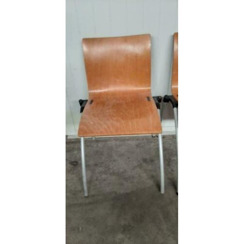 MPH 4010-82 Vier vintage houten stapelbare stoelen Eromes