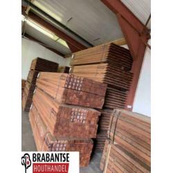 Hardhouten palen Azobe tuin schutting beschoeiing