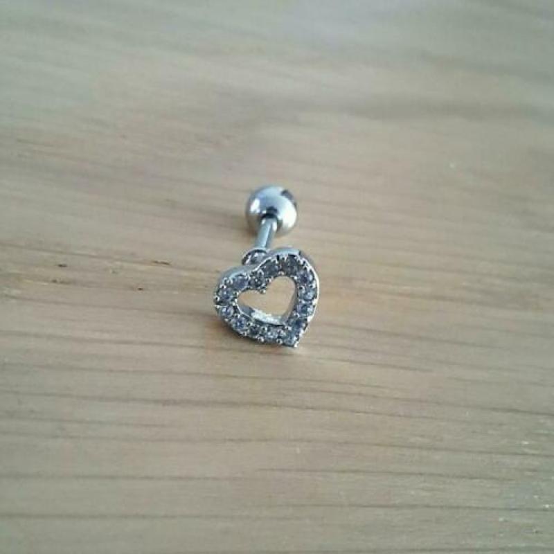Nieuwe tragus, helix, oorpiercing. Skull, diamant, ster.