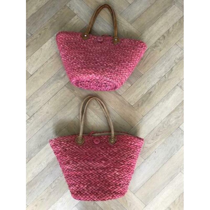 Twee roze standtassen