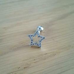Nieuwe tragus, helix, oorpiercing. Skull, diamant, ster.