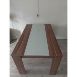 Mooie tafel met glas plaat