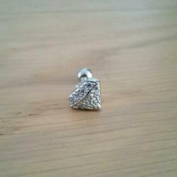 Nieuwe tragus, helix, oorpiercing. Skull, diamant, ster.