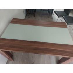 Mooie tafel met glas plaat