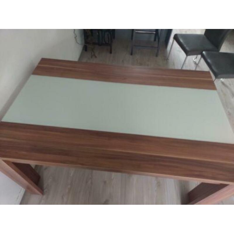 Mooie tafel met glas plaat