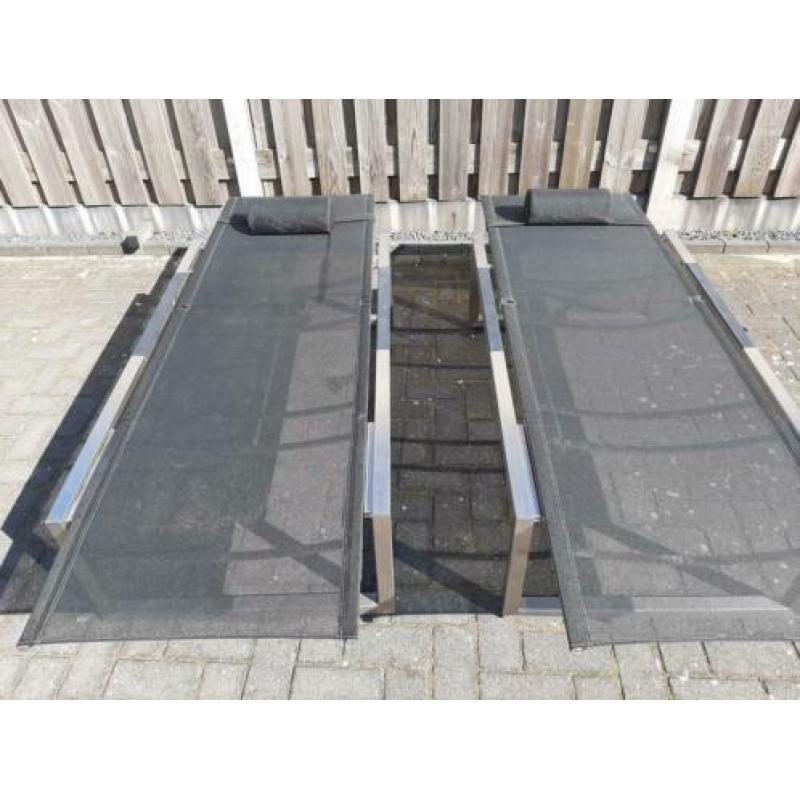2 nette ligbedden van rvs