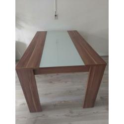 Mooie tafel met glas plaat