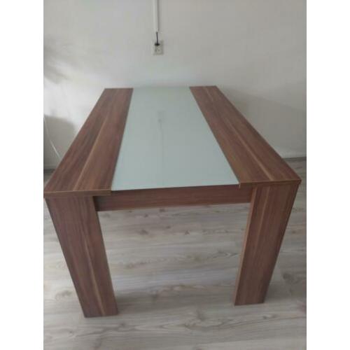 Mooie tafel met glas plaat
