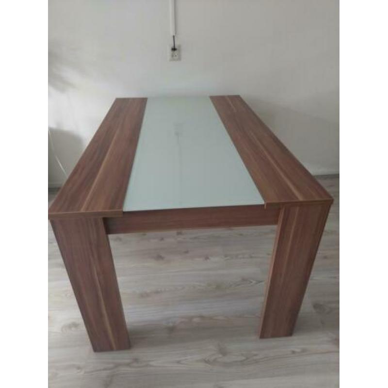 Mooie tafel met glas plaat
