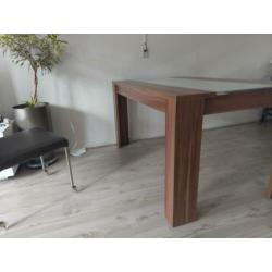 Mooie tafel met glas plaat