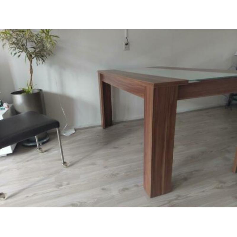 Mooie tafel met glas plaat