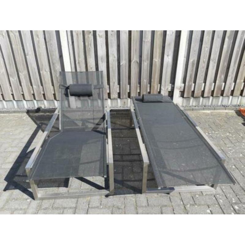 2 nette ligbedden van rvs