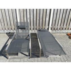 2 nette ligbedden van rvs